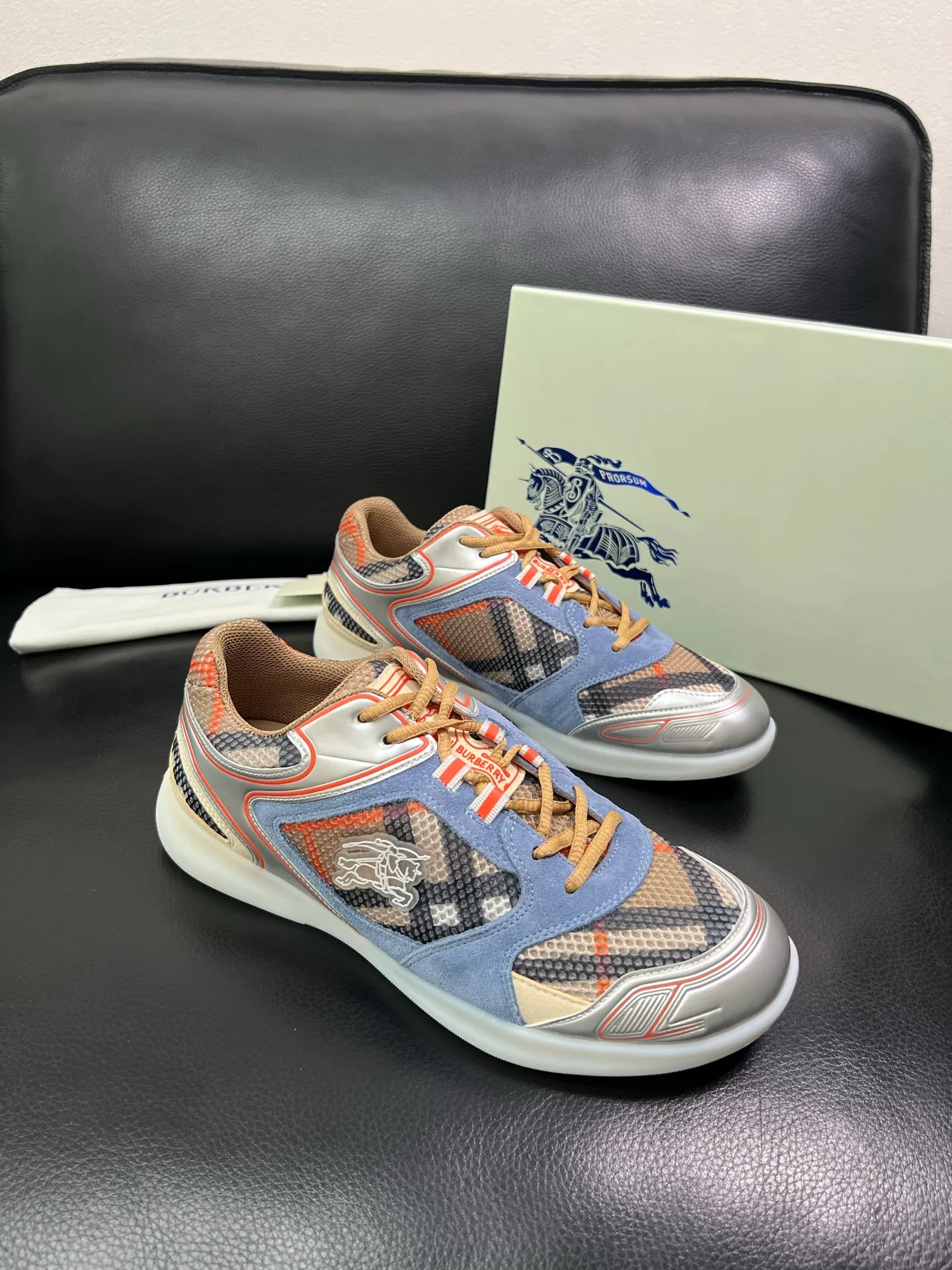 Men's shoes 💰740 BURBERRY top crafts Burberry counter synchronization, original factory configuration imported cowhide fabrics from Italy, high-quality complex splicing process, imported cowhide inner pads, breathable and comfortable, soles: original soles specially provided by the original factory, original and single goods High quality welcome to compare, code number 38-44 (customized 45 46) 85855